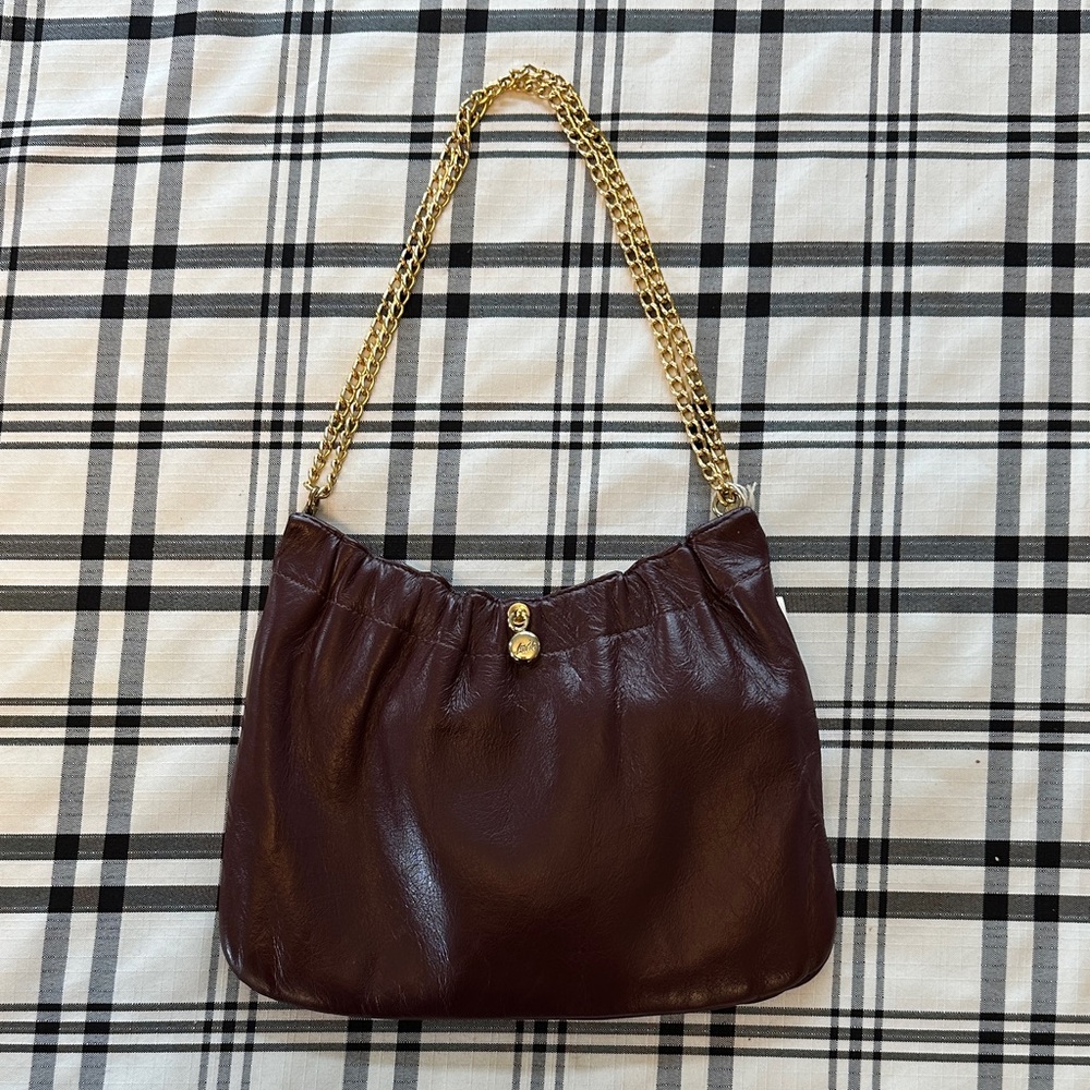 Chic Leather Shoulder Bag with Gold Chain